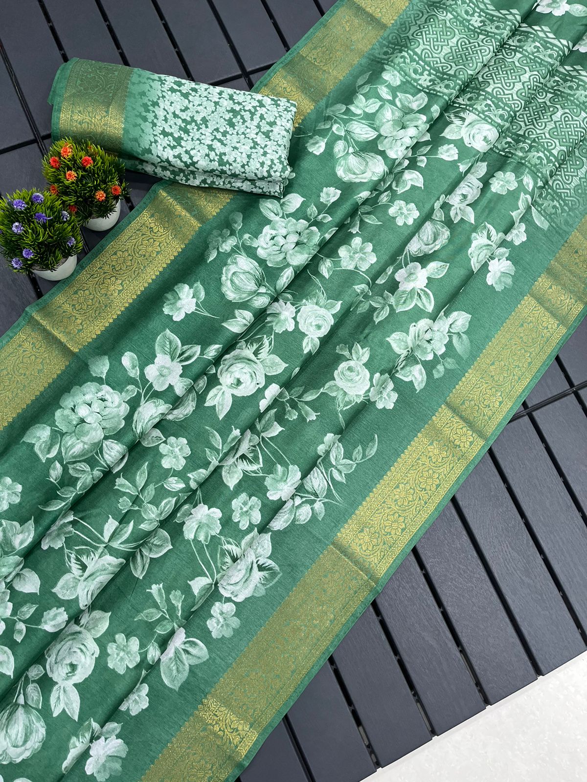 Wow Flowers Printed Non Catalog Sarees